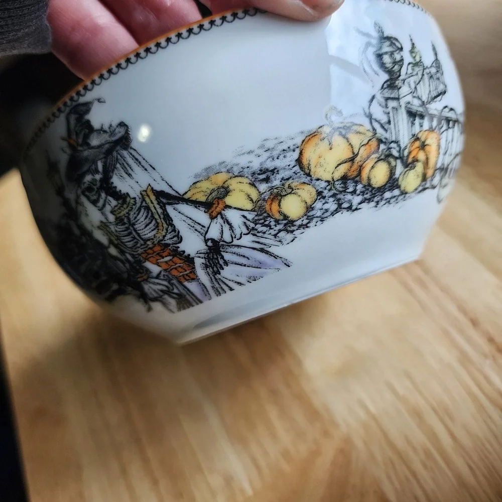 Williams Sonoma Haunted Hosts Halloween Cereal Bowls Set of 4 Skeletons Pumpkins